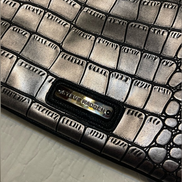 Foldable Steve Madden Alligator Embossed PVC Clutch - Picture 2 of 6